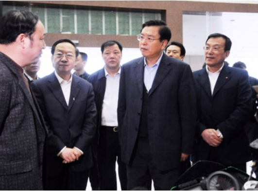 2009 年 3 月 27 日，现任中央政治局常委、十二届全国人大常委会委员长，时任中央政治局委员、国务院副总理张德江视察。1.png