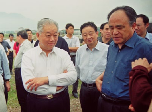 2002 年 4 月 8 日，原全国人大副委员长盛怀仁视察。1.png