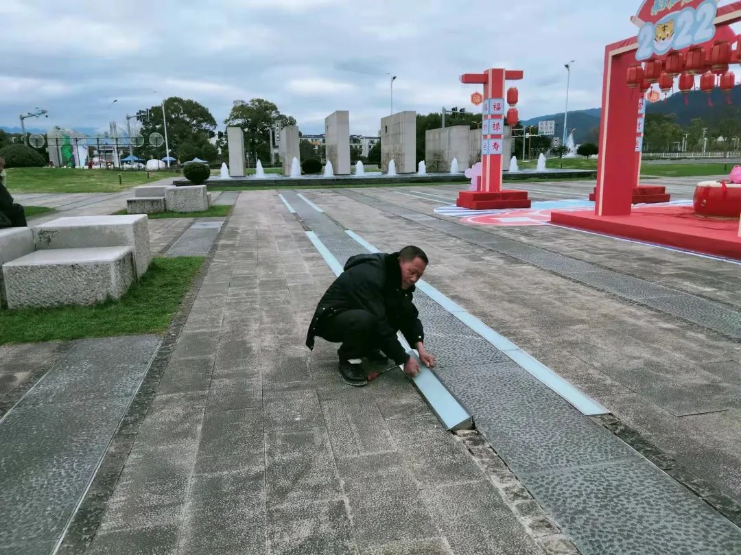 修理广场地灯.jpg 图片